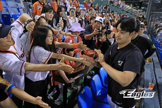 한화 이글스 투수 문동주가 21일 대전 LG전에서 경기 후 홈 팬들과 일일이 손을 마주치며 인사하고 있다. /사진=한화 이글스 제공