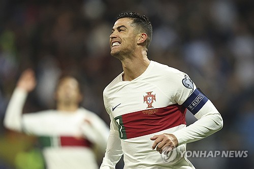 포르투갈 축구대표팀은 오는 6월 독일에서 열리는 2024 UEFA 유럽축구선수권 대회를 앞두고 대회에 참가할 선수단 26인을 발표했다. 명단엔 올해로 39세인 전설적인 공격수 크리스티아누 호날두도 포함됐다. 마흔을 앞둔 호날두는 올시즌 사우디아라비아 알나스르에서 41경기 출전핸 42골을 터트리며 대표팀 승선에 성공했다. 유로 2004부터 꾸준히 대회에 참석해 온 호날두는 이번 유로 2024 본선에 출전할 경우 전무후무한 유로 6회 출전을 달성하게 된다. 연합뉴스