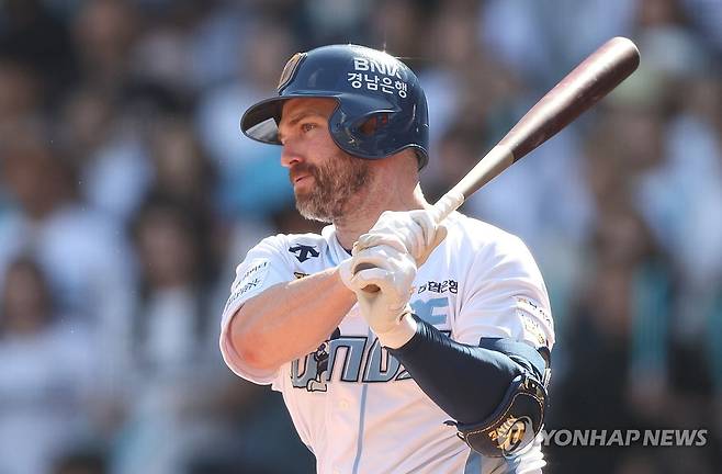 NC 데이비슨 안타 (창원=연합뉴스) 김동민 기자 = 19일 경남 창원NC파크에서 열린 2024 KBO 리그 KIA 타이거즈 대 NC 다이노스 경기. 6회 말 2사 3루 상황 NC 4번 데이비슨이 안타를 치고 있다. 2024.5.19 image@yna.co.kr