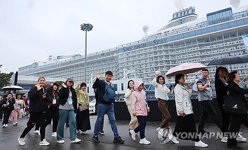 인천항 크루즈 관광객들 [연합뉴스 자료사진]