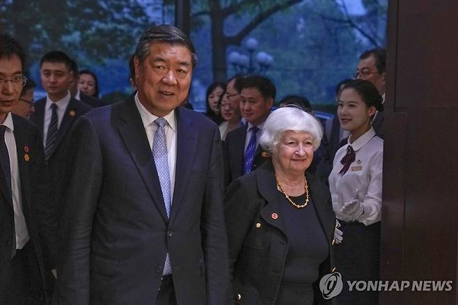 4월 광둥성에서 재닛 옐런 미 재무장관과 만난 허리펑 중국 부총리(왼쪽) [AP 연합뉴스 자료사진. 재판매 및 DB 금지]