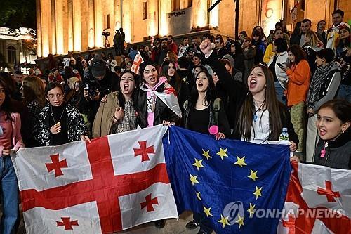 조지아 수도 트빌리시에서 '외국 대리인법'에 반대하는 시위대 [AFP=연합뉴스]