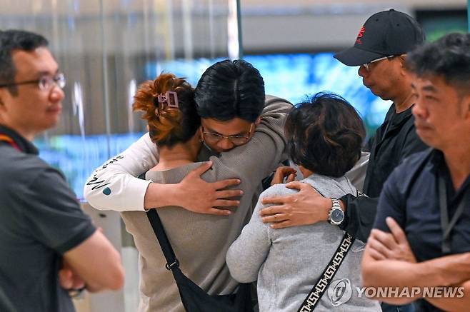 대체기로 싱가포르에 도착해 가족과 재회한 승객들 [AFP 연합뉴스 자료사진. 재판매 및 DB 금지]