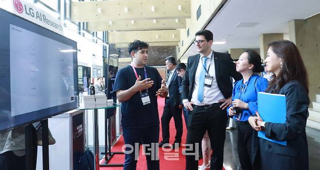 22일 서울 한국과학기술연구원에서 진행한 AI 서울 정상회의에서 유네스코 관계자들이 LG의 AI 기술에 대한 설명을 듣고 있는 모습.(사진=LG전자)