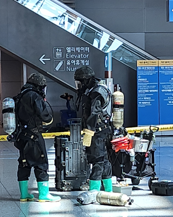 23일 오전, 인천국제공항에서 한 승객이 ″가방에서 이상한 가루가 발견됐다″고 신고해 군과 소방당국이 출동했다.