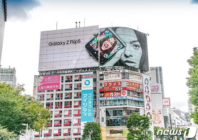 삼성전자가 일본 도쿄 시부야에서 '갤럭시 Z 플립5' 옥외광고를 진행하고 있다고 27일 밝혔다. 삼성전자는 8월 22일 일본 도쿄에서 현지 미디어 행사를 열고 '갤럭시 Z 플립5'와 '갤럭시 Z 폴드5'의 공식 출시를 알렸다. 일본에서의 사전 판매는 22일부터 31일까지 진행되며, 공식 출시일은 9월 1일이다. (삼성전자 제공) 2023.8.27/뉴스1