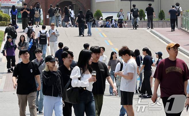22일 서울 성동구의 한 대학 캠퍼스가 봄 축제를 찾은 학생들로 북적이고 있다. 2024.5.22/뉴스1 ⓒ News1 이동해 기자