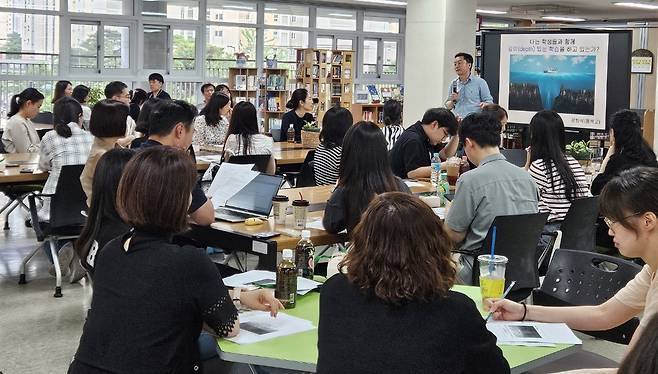 지난 22일 오후 세종시 두루중학교에서 열린  'AI 활용 수업·평가혁신 역량 강화 연수' 모습. (세종교육청 제공) / 뉴스1