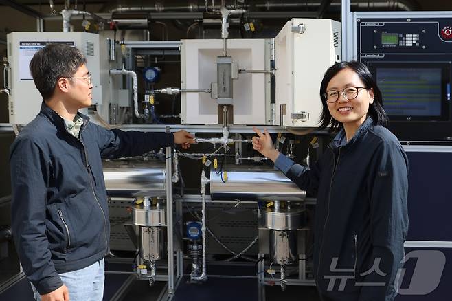 한국기계연구원 히트펌프연구센터 김영 책임연구원(오른쪽)과 류진우 선임연구원이 개발한 마이크로채널반응기에 대해 설명하고 있다. (기계연 제공)/뉴스1