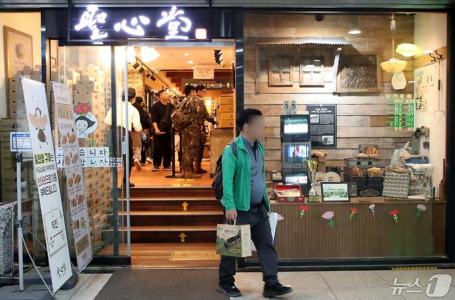 대전 대표 빵집으로 꼽히는 ‘성심당’ 대전역점 임대 공고 마지막 기한인 16일 현재 경매가 두 차례 유찰돼 월 임대료 3억 5300만원까지 내려갔다. 사진은 성심당 대전역점 모습. 2024.5.16/뉴스1 ⓒ News1 김기태 기자