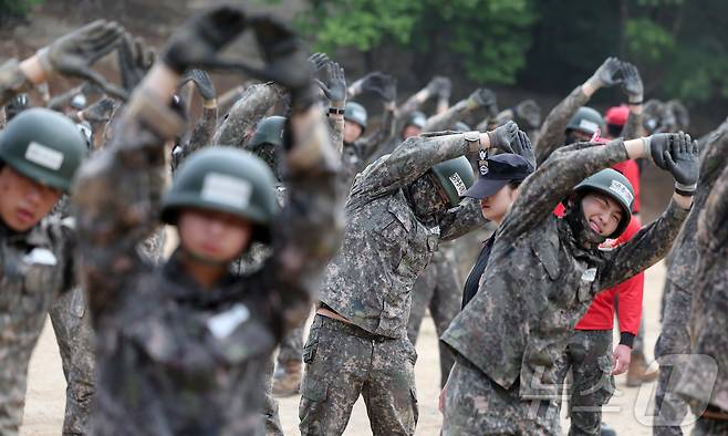 육군 제5포병여단 강속대대 장병들이 23일 경기도 연천군에 위치한 유격장에서 유격훈련을 받고 있다.2024.5.23/뉴스1 ⓒ News1 김성진 기자