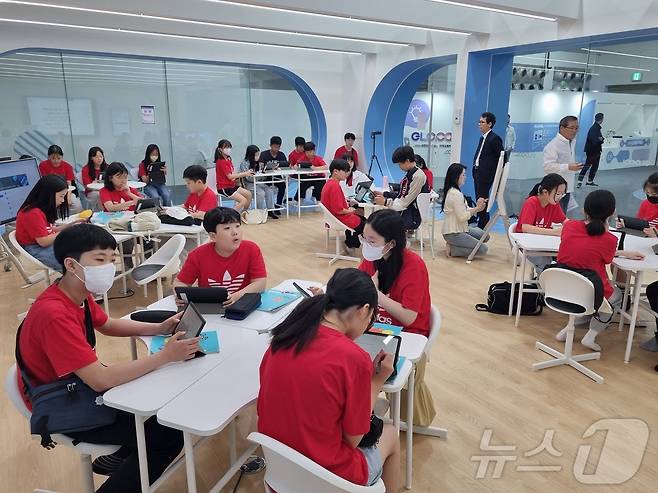 박람회장에 구축된 미래교실에서 사전 수업을 받고 있는 학생들(전남교육청 제공)/뉴스1