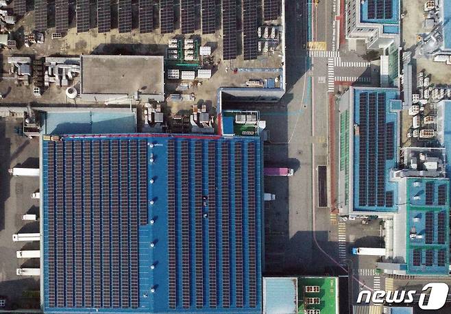 HD현대에너지솔루션이 CJ제일제당 진천공장 지붕에 설치한 태양광 발전소 모습(HD현대 제공)