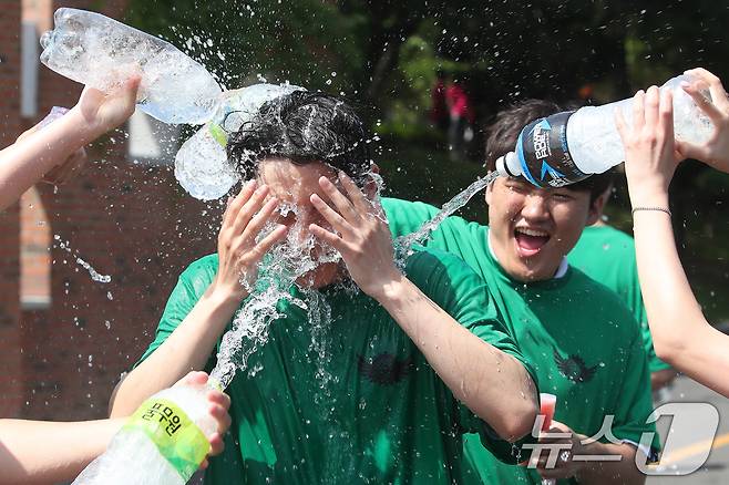 본격적인 여름 날씨가 찾아온 23일 대구 달서구 계명대 성서캠퍼스 운동장에서 열린 공과대학 체육대회에 참여한 학생들이 물장난을 치며 더위를 식히고 있다. 2024.5.23/뉴스1 ⓒ News1 공정식 기자