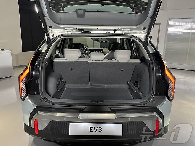 22일 서울 성동구 언플러그드그라운드에 전시되어 있는 EV3. EV3의 넉넉한 트렁크 공간을 확인할 수 있다.
