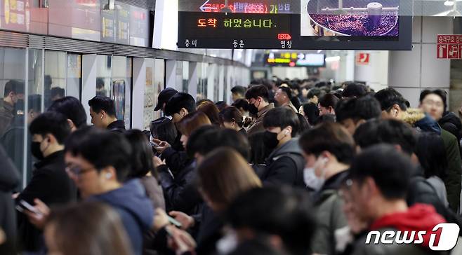 서울 지하철 9호선 강서구 염창역에서 시민들이 탑승하는 모습. ⓒ News1 김명섭 기자
