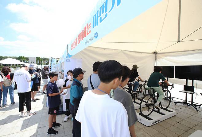 18일 올림픽공원 평화의 광장에서 열린 '제1회 청소년 도박 문제 예방 주간 행사'에서 참가자들이 '자전거 가상주행'을 체험하고 있다. 사진제공=건전홍보팀