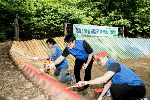 KCC와 미래환경협회 자원봉사자들이 송파 장지 유아숲의 시설과 구조물을 보수‧시공 하고 있다. ⓒKCC