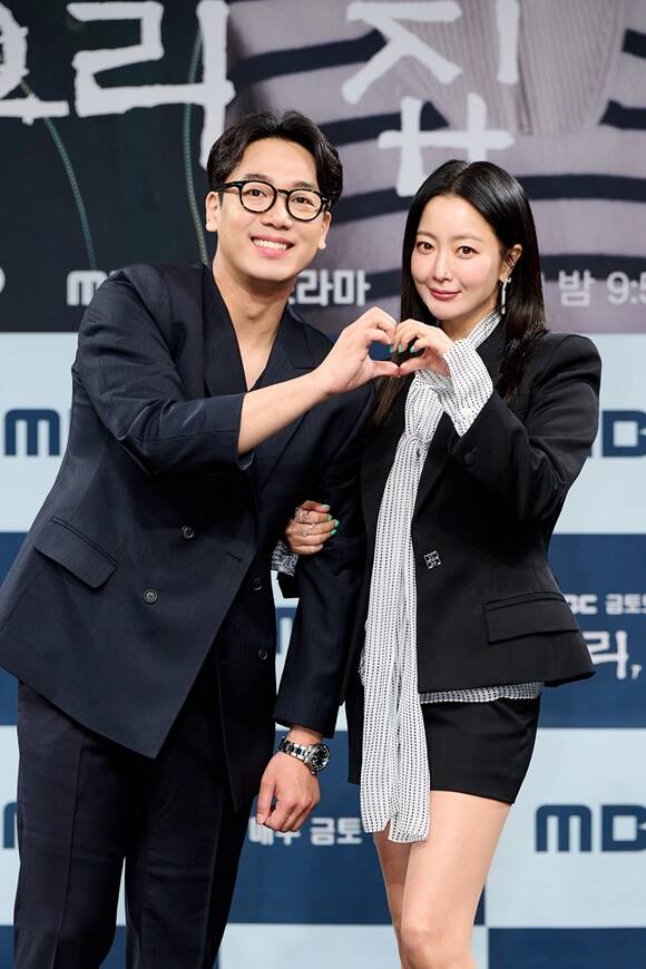 배우 김남희(왼쪽)와 김희선은 MBC 새 금토드라마 '우리, 집'에서 부부 호흡을 맞춘다. /MBC