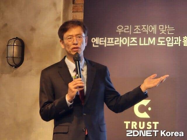 임동진 투이컨설팅 전무가 기업의 LLM 도입 현황과 관련한 설문 조사 결과를 22일 열린 '엔터프라이즈 LLM 도입과 활용 세미나'에서 발표하고 있다.