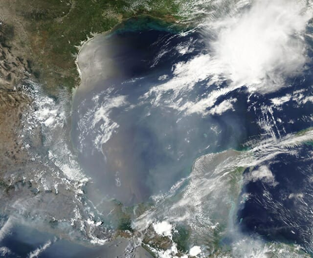 멕시코 화재로 멕시코 만을 뒤덮은 연기. 오른쪽 상단의 플로리다 주는 구름으로 가려져 있다.(출처=NASA GSFC MODIS Land Rapid Response Team)