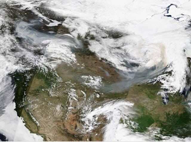 테라 위성이 촬영한 위성 사진, 캐나다 브리티시 컬럼비아와 앨버타에서 발생한 산불에서 나온 연기가 캐나다와 미국 전역을 뒤덮고 있다. (출처=NASA)