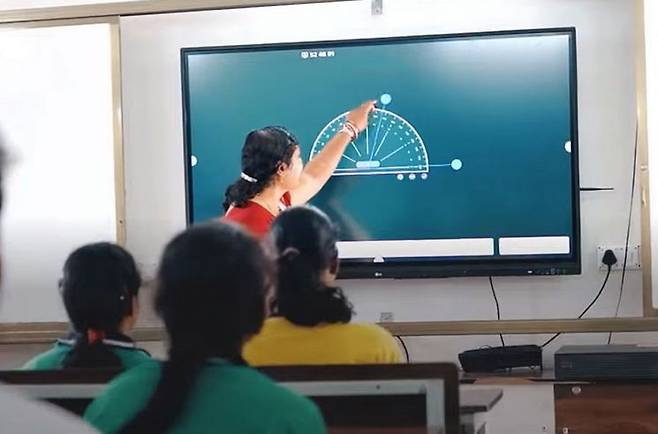 인도 오디샤주 소재 럭세와르 공립 고등학교에서 LG 전자칠판을 활용해 수업을 하는 모습 / [사진제공=LG전자]