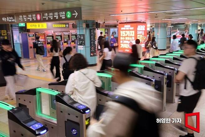 올해 서울 지하철역 중 하루 평균 승하차객이 가장 많은 곳은 2호선 잠실역으로 하루 평균 16만명이 이용하는 것으로 나타났다. 23일 잠실역에서 내린 승객들이 개찰구를 나가고 있다. 사진=허영한 기자 younghan@
