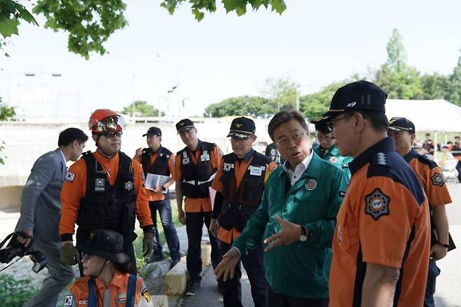 신상진 성남시장이 23일 재안대응 안전한국훈련에 참여해 관계자들과 이야기를 나누고 있다.