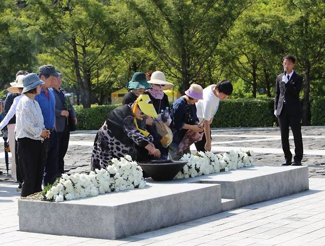 노무현 전 대통령 서거 15주기 추도식에 참석한 시민들이 분향소에 꽃을 올리고 있다. [사진=이세령 기자]