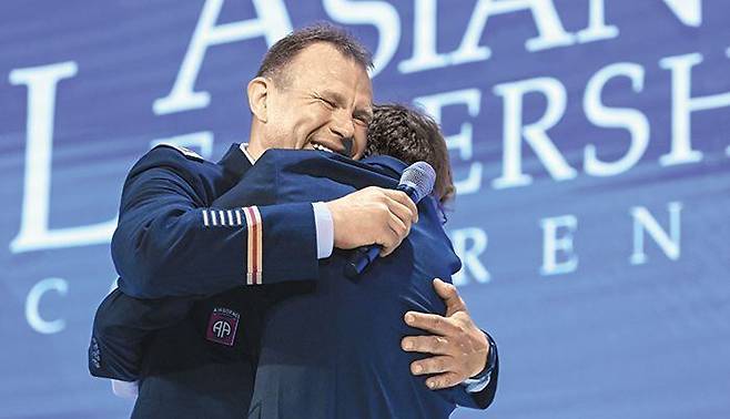 “보고 싶었다, 내 아들”- 유리 크니시브(왼쪽) 주한 미 8군 소령이 22일 서울 중구 신라호텔에서 열린 제15회 아시안리더십콘퍼런스(ALC) 개막식에서 아들이 깜짝 등장하자 벅찬 표정을 지으며 포옹하고 있다. 이날 상봉을 위해 미국 켄터키주에서 날아온 아들은 “자유와 평화를 위해서 헌신하는 아버지가 자랑스럽다”고 했다. /대통령실