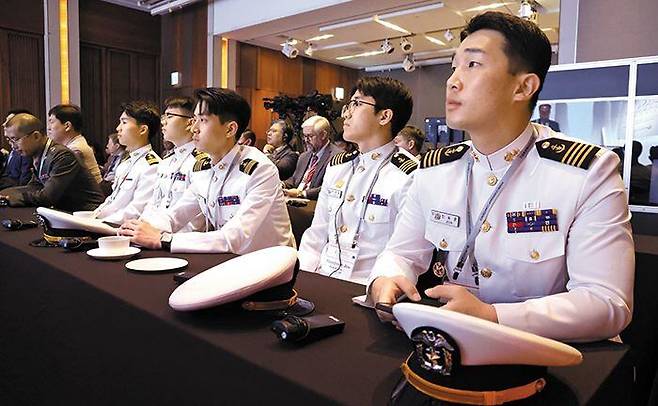 해군사관학교 생도들이 22일 미국외교협회(CFR)가 진행한 ‘미 대선 이후 안보·통상 정책 방향’ ALC 세션에 참석해 경청하고 있다. /고운호 기자