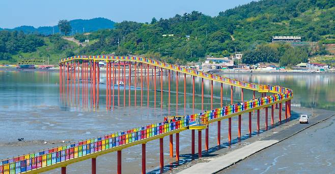 Launched at Namyang-myeon, Goheung-gun, Jeollanam-do, the 1.3 km "Rainbow Bridge" links Jungsan-ri and Namyang-ri. With the construction of this bridge, Udo, which is well-known for its stunning sunsets, could gain popularity as a new tourist destination. /Kim Young-geun