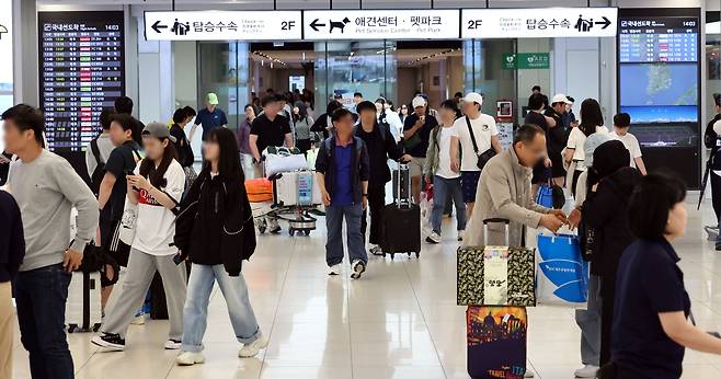 지난 6일 서울 강서구 김포공항 국내선 입국장에서 여행객들이 입국하고 있다./뉴시스