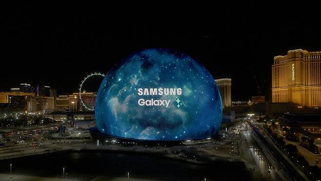 지난 1월 8일(현지 시각) 미국 라스베이거스의 랜드마크 스피어(Sphere)에서 삼성전자의 '갤럭시 언팩' 디지털 티징 영상이 공개되고 있다./삼성전자