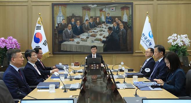 이창용 한국은행 총재가 23일 오전 서울 중구 한국은행에서 열린 금융통화위원회 본회의에서 회의를 주재하고 있다.