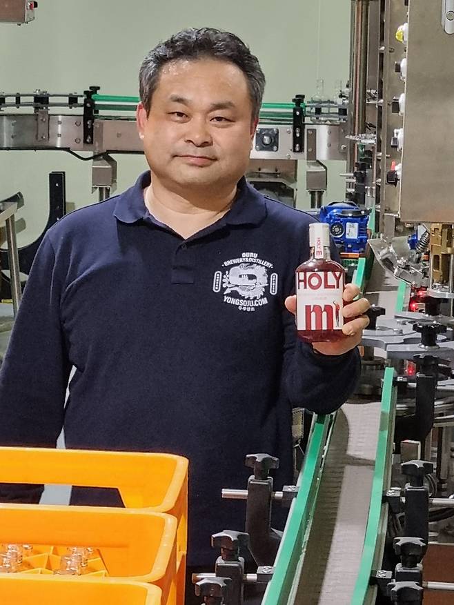 두루양조장 김경찬 대표가 병입라인에서 오미자 증류주 엠을 소개하고 있다. 엠은 하이볼, 언더락으로 마시기 좋은 술이다. /박순욱 기자