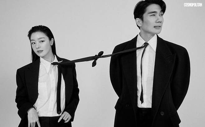 (한선화)재킷 Valentino.셔츠, 스커트 모두 Gabriel Lee. 타이 스타일리스트 소장품. (엄태구)코트, 셔츠, 팬츠, 레더 타이 모두 Alexander McQueen.