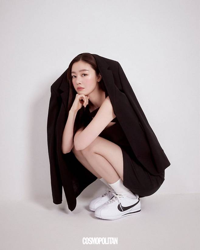 미니드레스 Versace. 재킷 Alte. 스니커즈 Nike. 양말 스타일리스트 소장품.