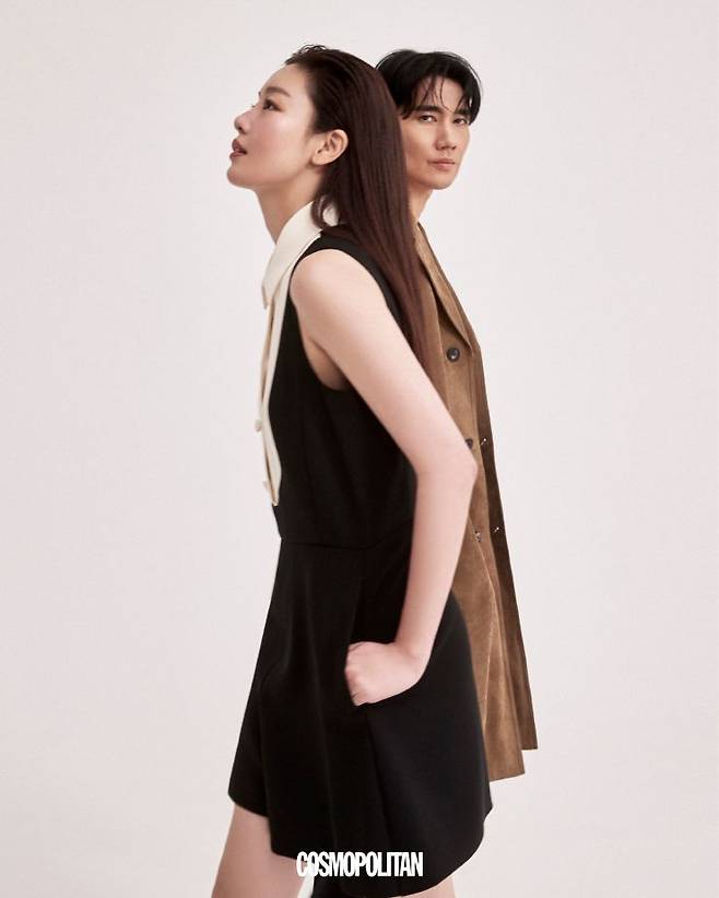 (엄태구) 스웨이드 코트, 팬츠 모두 Ferragamo. (한선화) 미니 점프슈트 Max Mara.