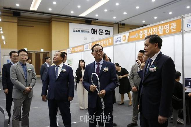 김민종 한국해양수산연수원장(맨 오른쪽)이 지난 21일 K-오션 채용박람회가 열린 부산항국제전시컨벤션센터를 둘러보고 있다. ⓒ한국해양수산연수원