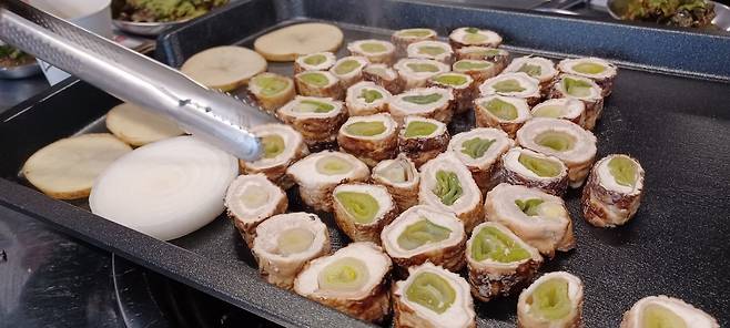 서울 삼각지역 ‘용산막창’의 파막창. 막창 속을 파로 채웠다. 김도언 소설가 제공