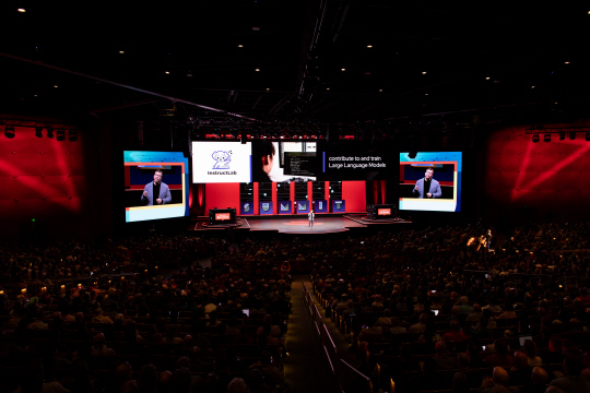 맷 힉스 레드햇 CEO가 '레드햇 서밋 2024' 에서 키노트 발표를 하는 모습. 레드햇 제공