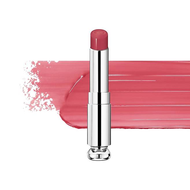 생기 넘치는 체리 핑크 컬러의 디올 어딕트 립스틱 #481 데지, 5만7천원대, 모두 Christian Dior Beauty.