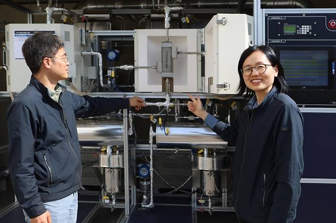 한국기계연구원 김영 책임연구원(오른쪽)과 류진우 선임연구원이 마이크로 채널 반응기에 대해 설명하고 있다.