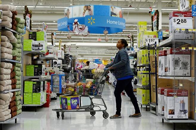 미국 캘리포니아주 로스앤젤레스(LA)의 월마트 매장에서 지난해 11월 26일(현지시간) 소비자들이 쇼핑을 하고 있다. 월마트와 타깃 등 미 양대 소매체인은 최근 수요 둔화에 대응해 대대적인 가격 할인을 시작했다. 로이터 연합