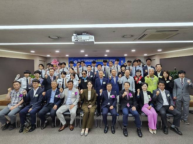 대구과학대 국제세미나실에서 22일 진행된 소프트 테니스부 창단식 성료 후 참석자들이 단체 기념 촬영을 하고 있다(오른쪽에서 다섯번째 박지은 총장, 여섯번째 노동섭 대구 소프트 테니스협회 회장). 대구과학대 제공