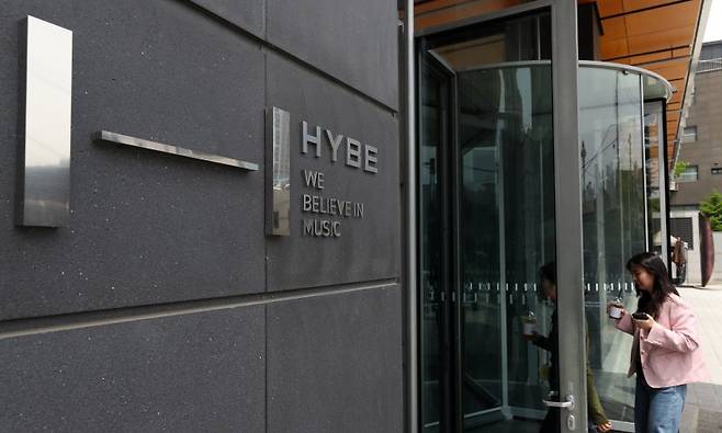 [서울=뉴시스] 김혜진 기자 = 하이브(HYBE)가 자회사 어도어(ADOR)에 요구한 이사회 소집이 불발됐다. 민희진 어도어 대표 측은 하이브에 30일로 요청한 이사회 소집에 응하지 않겠다는 내용의 답신을 보냈다. 하이브는 서울서부지법에 임시주총 허가 신청을 냈으며 심문기일은 30일 오후 4시 35분 비공개로 열린다. 사진은 30일 서울 용산구 하이브 사옥. 2024.04.30. jini@newsis.com /사진=뉴시스