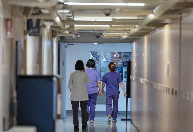 서울 소재의 대학병원에서 의료진들이 발걸음을 옮기고 있다. 뉴스1