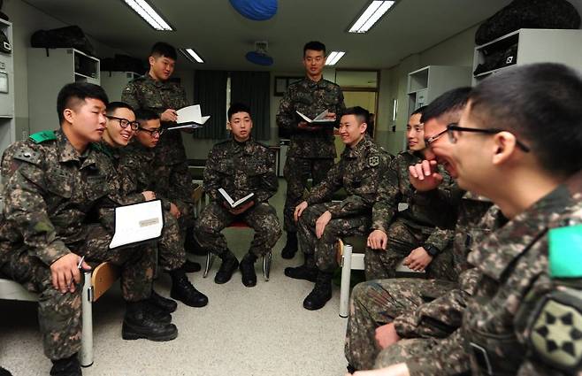 육군 부사관과 병사들이 생활관에서 대화를 나누는 모습. 사진=국방부 제공
